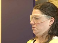 Afbeelding schoonmaakster uit instructievideo